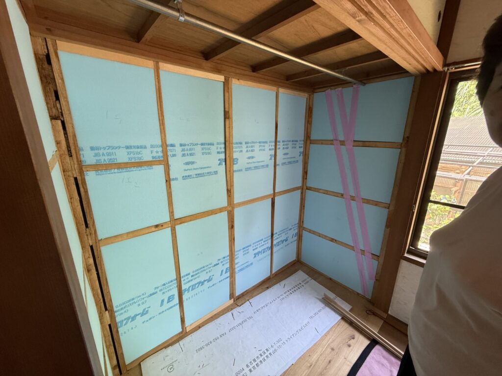 壁に断熱材を施工